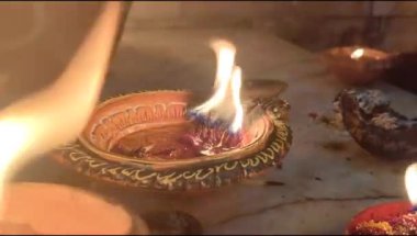 Yağ mumu karanlık ruhanilikte parlıyor ve yanıyor. Küçük lamba yanıyor ve hokkabazlar hokkabazlık yapıyor. Tapınakta işlenmiş şamdanların içinde küçük bir ikon lamba yanıyor.