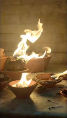 Yağ mumu karanlık ruhanilikte parlıyor ve yanıyor. Küçük lamba yanıyor ve hokkabazlar hokkabazlık yapıyor. Tapınakta işlenmiş şamdanların içinde küçük bir ikon lamba yanıyor.