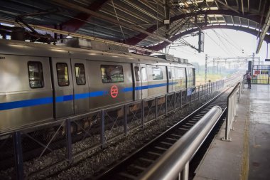 Yeni Delhi, Hindistan, 12 Ağustos 2024 - Delhi treni Yeni Delhi, Hindistan, Asya 'daki Jhandewalan metro istasyonuna varıyor.