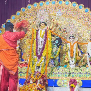 Delhi, Hindistan, Ekim 09.2024 - Hindistan 'ın en büyük Hindu festivali olan Jhilmil Kolonisi Delhi' ye yakından bakan geleneksel Tanrıça Durga