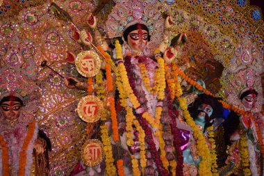 Delhi, Hindistan, Ekim 09.2024 - Hindistan 'ın en büyük Hindu festivali olan Jhilmil Kolonisi Delhi' ye yakından bakan geleneksel Tanrıça Durga