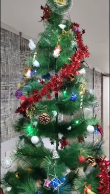 Altında hediyeler olan süslü Noel ağacı mutlu Noeller, Noel arifesi kutlamaları ve el yapımı süslemeler.