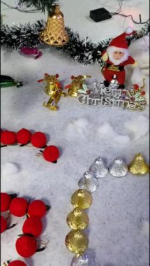 Altında hediyeler olan süslü Noel ağacı mutlu Noeller, Noel arifesi kutlamaları ve el yapımı süslemeler.