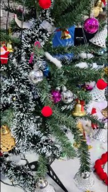 Altında hediyeler olan süslü Noel ağacı mutlu Noeller, Noel arifesi kutlamaları ve el yapımı süslemeler.