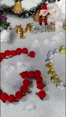 Altında hediyeler olan süslü Noel ağacı mutlu Noeller, Noel arifesi kutlamaları ve el yapımı süslemeler.