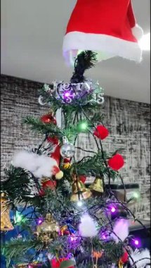 Altında hediyeler olan süslü Noel ağacı mutlu Noeller, Noel arifesi kutlamaları ve el yapımı süslemeler.