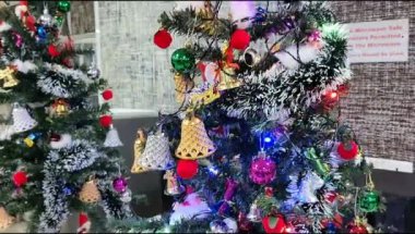 Altında hediyeler olan süslü Noel ağacı mutlu Noeller, Noel arifesi kutlamaları ve el yapımı süslemeler.