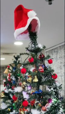 Altında hediyeler olan süslü Noel ağacı mutlu Noeller, Noel arifesi kutlamaları ve el yapımı süslemeler.