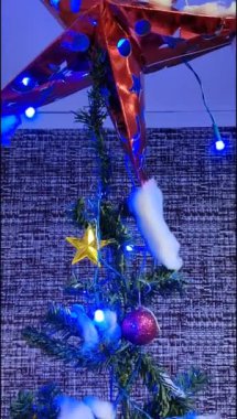 Altında hediyeler olan süslü Noel ağacı mutlu Noeller, Noel arifesi kutlamaları ve el yapımı süslemeler.