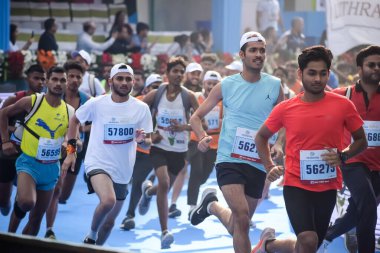 Yeni Delhi, Hindistan - 20 Ekim 2024 - Bitmek üzere olan maraton katılımcılarının bitiş çizgisini geçmek üzere olan Delhi Yarı Maratonu 2024