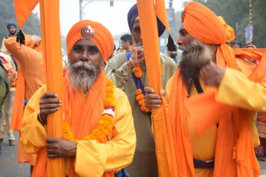 Delhi, Hindistan, 17 Kasım 2024 - Doğu Delhi bölgesinde Guru Nanak Dev, Nagar Kirtan 'ın doğum günü dolayısıyla geleneksel Nagar Kirtan, geleneksel Nagar geçit töreninde Sihler gatka ve dövüş sanatlarını sergiliyor