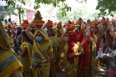 Yeni Delhi, Hindistan 25 Temmuz 2024 - Jagannath Tapınağı sırasında Kalaşlı kadınlar Mangal Kalash Yatra, Hintli Hintli dindarlar üzerinde hindistancevizi olan toprak kapları taşıyorlar