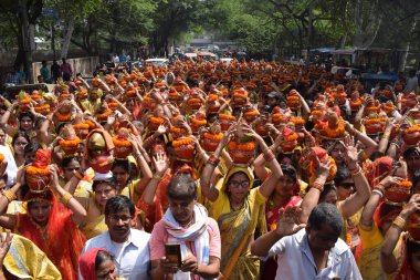 Yeni Delhi, Hindistan 25 Temmuz 2024 - Jagannath Tapınağı sırasında Kalaşlı kadınlar Mangal Kalash Yatra, Hintli Hintli dindarlar üzerinde hindistancevizi olan toprak kapları taşıyorlar