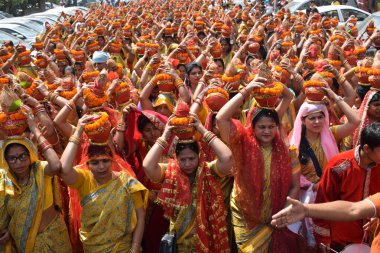 Yeni Delhi, Hindistan 25 Temmuz 2024 - Jagannath Tapınağı sırasında Kalaşlı kadınlar Mangal Kalash Yatra, Hintli Hintli dindarlar üzerinde hindistancevizi olan toprak kapları taşıyorlar