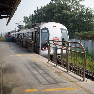 Yeni Delhi, Hindistan, 12 Ağustos 2024 - Delhi treni Yeni Delhi, Hindistan, Asya 'daki Jhandewalan metro istasyonuna varıyor.