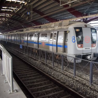 Yeni Delhi, Hindistan, 12 Ağustos 2024 - Delhi treni Yeni Delhi, Hindistan, Asya 'daki Jhandewalan metro istasyonuna varıyor.