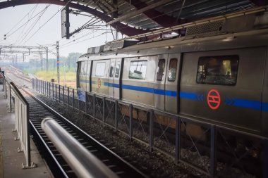 Yeni Delhi, Hindistan, 12 Ağustos 2024 - Delhi treni Yeni Delhi, Hindistan, Asya 'daki Jhandewalan metro istasyonuna varıyor.