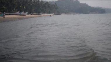 Sabah erken saatlerde Calangute sahilindeki Arap denizinin inanılmaz manzarası Goa, Hindistan, Okyanus sahili manzarası