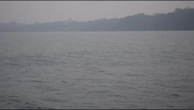 Sabah erken saatlerde Calangute sahilindeki Arap denizinin inanılmaz manzarası Goa, Hindistan, Okyanus sahili manzarası