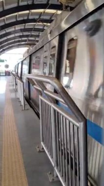 Yeni Delhi, Hindistan, 12 Ağustos 2024 - Delhi treni Yeni Delhi, Hindistan, Asya 'daki Jhandewalan metro istasyonuna varıyor.