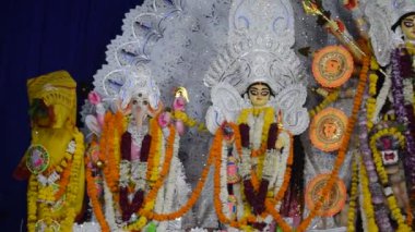 Delhi, Hindistan, Ekim 09.2024 - Hindistan 'ın en büyük Hindu festivali olan Jhilmil Kolonisi Delhi' ye yakından bakan geleneksel Tanrıça Durga