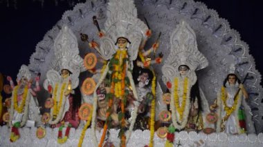 Delhi, Hindistan, Ekim 09.2024 - Hindistan 'ın en büyük Hindu festivali olan Jhilmil Kolonisi Delhi' ye yakından bakan geleneksel Tanrıça Durga