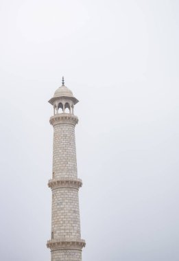 Tac Mahal 'in yedi dünya harikası arasında yer alan muhteşem manzarası. Bulutlu bir günde ünlü Hint İslami mirası, Taj Mahal Yamuna Nehri 'nin güney kıyısında yer alıyor.