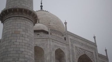 Tac Mahal 'in yedi dünya harikası arasında yer alan muhteşem manzarası. Bulutlu bir günde ünlü Hint İslami mirası, Taj Mahal Yamuna Nehri 'nin güney kıyısında yer alıyor.