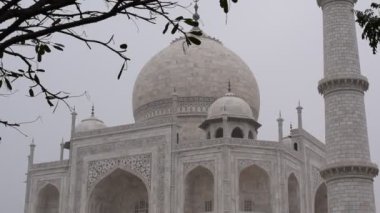 Tac Mahal 'in yedi dünya harikası arasında yer alan muhteşem manzarası. Bulutlu bir günde ünlü Hint İslami mirası, Taj Mahal Yamuna Nehri 'nin güney kıyısında yer alıyor.