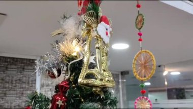Altında hediyeler olan süslü Noel ağacı mutlu Noeller, Noel arifesi kutlamaları ve el yapımı süslemeler.