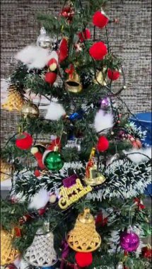 Altında hediyeler olan süslü Noel ağacı mutlu Noeller, Noel arifesi kutlamaları ve el yapımı süslemeler.