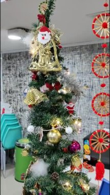 Altında hediyeler olan süslü Noel ağacı mutlu Noeller, Noel arifesi kutlamaları ve el yapımı süslemeler.