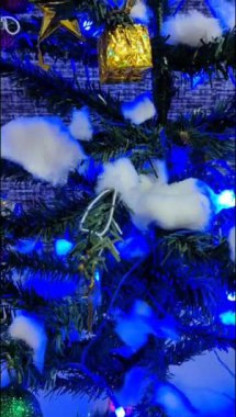 Altında hediyeler olan süslü Noel ağacı mutlu Noeller, Noel arifesi kutlamaları ve el yapımı süslemeler.