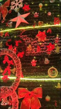 Altında hediyeler olan süslü Noel ağacı mutlu Noeller, Noel arifesi kutlamaları ve el yapımı süslemeler.