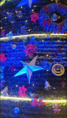 Altında hediyeler olan süslü Noel ağacı mutlu Noeller, Noel arifesi kutlamaları ve el yapımı süslemeler.