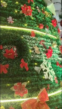 Altında hediyeler olan süslü Noel ağacı mutlu Noeller, Noel arifesi kutlamaları ve el yapımı süslemeler.