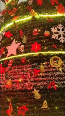 Altında hediyeler olan süslü Noel ağacı mutlu Noeller, Noel arifesi kutlamaları ve el yapımı süslemeler.