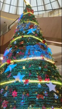 Altında hediyeler olan süslü Noel ağacı mutlu Noeller, Noel arifesi kutlamaları ve el yapımı süslemeler.