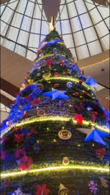 Altında hediyeler olan süslü Noel ağacı mutlu Noeller, Noel arifesi kutlamaları ve el yapımı süslemeler.