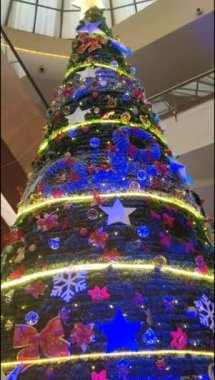 Altında hediyeler olan süslü Noel ağacı mutlu Noeller, Noel arifesi kutlamaları ve el yapımı süslemeler.