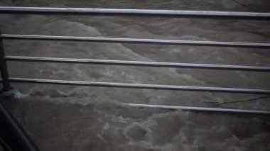 Ganga, Haridwar, Uttarakhand, Hindistan 'daki Har Ki Paudi' de görüldü. Ganga Nehri, Hindistan 'ın Ganj nehri üzerindeki Haridwar Vadisi' ndeki Hindular için en kutsal nehirdir.