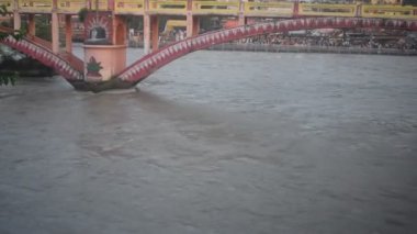 Ganga, Haridwar, Uttarakhand, Hindistan 'daki Har Ki Paudi' de görüldü. Ganga Nehri, Hindistan 'ın Ganj nehri üzerindeki Haridwar Vadisi' ndeki Hindular için en kutsal nehirdir.