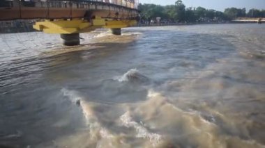 Ganga, Haridwar, Uttarakhand, Hindistan 'daki Har Ki Paudi' de görüldü. Ganga Nehri, Hindistan 'ın Ganj nehri üzerindeki Haridwar Vadisi' ndeki Hindular için en kutsal nehirdir.