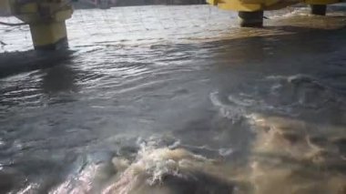 Ganga, Haridwar, Uttarakhand, Hindistan 'daki Har Ki Paudi' de görüldü. Ganga Nehri, Hindistan 'ın Ganj nehri üzerindeki Haridwar Vadisi' ndeki Hindular için en kutsal nehirdir.