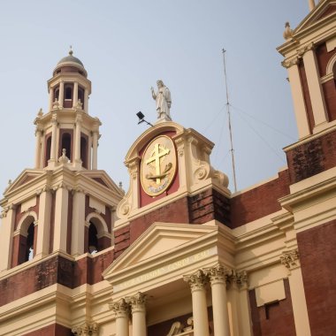 Connaught Place, Delhi, Hindistan 'daki Sacred Heart Katedrali. Orta Delhi' deki Katedral Kilisesi 'nin dışındaki güzel mimari manzara.