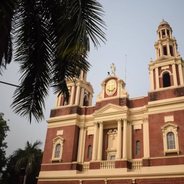 Connaught Place, Delhi, Hindistan 'daki Sacred Heart Katedrali. Orta Delhi' deki Katedral Kilisesi 'nin dışındaki güzel mimari manzara.