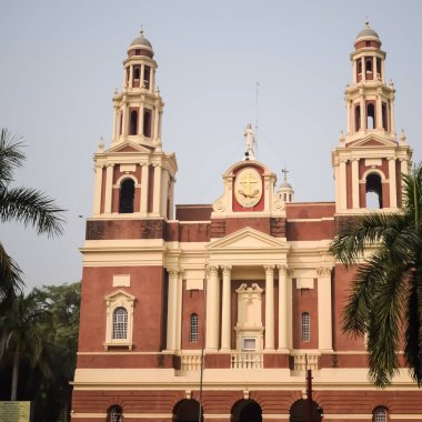 Connaught Place, Delhi, Hindistan 'daki Sacred Heart Katedrali. Orta Delhi' deki Katedral Kilisesi 'nin dışındaki güzel mimari manzara.