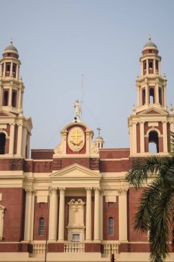 Connaught Place, Delhi, Hindistan 'daki Sacred Heart Katedrali. Orta Delhi' deki Katedral Kilisesi 'nin dışındaki güzel mimari manzara.