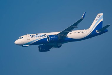 Yeni Delhi, Hindistan, 10 Kasım 2024 - Indigo Airbus A320 Indra Gandhi Uluslararası Havalimanı Delhi 'den kalkış, gündüz vakti mavi gökyüzünde uçan Indigo iç uçağı