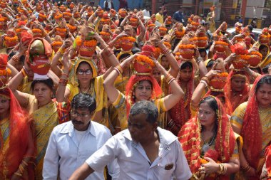 Yeni Delhi, Hindistan 25 Temmuz 2024 - Jagannath Tapınağı sırasında Kalaşlı kadınlar Mangal Kalash Yatra, Hintli Hintli dindarlar üzerinde hindistancevizi olan toprak kapları taşıyorlar